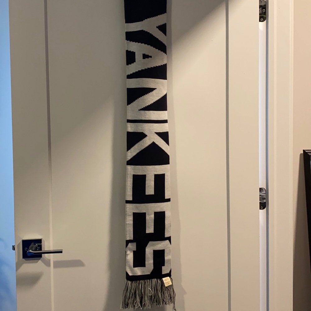 Reversible Yankees Scarf